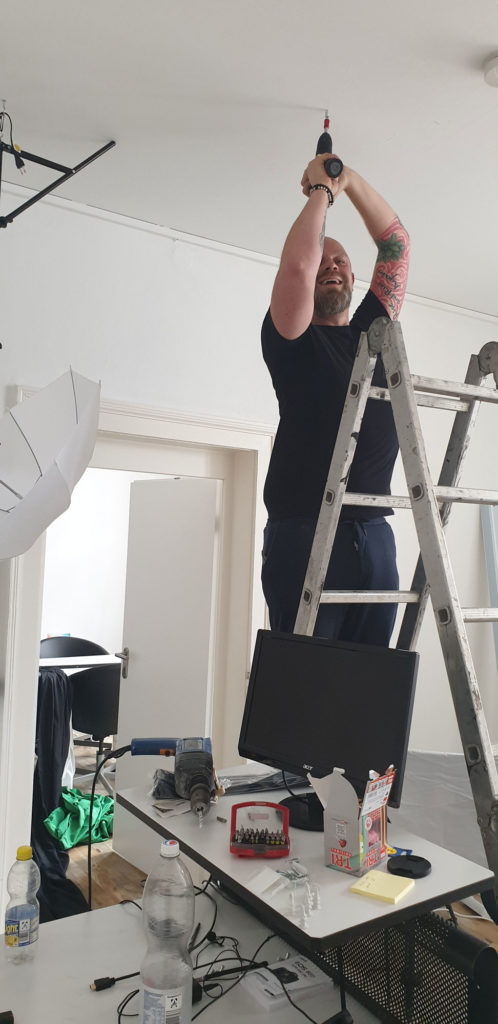 Dirk Lauffer baut das Studio für Onlineberatung bei CuP Versicherungsmakler auf