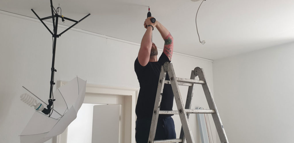 Dirk Lauffer baut das Studio für Onlineberatung bei CuP Versicherungsmakler auf