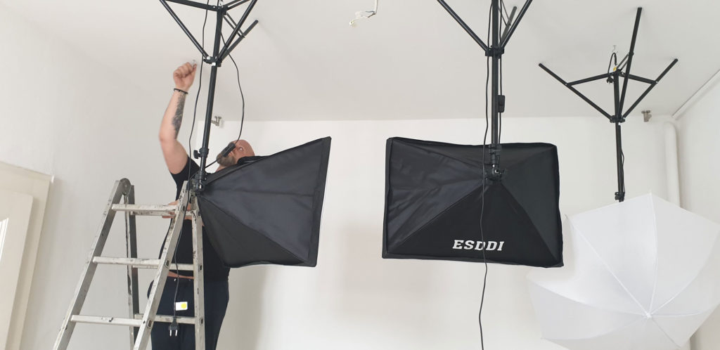 Dirk Lauffer baut das Studio für Onlineberatung bei CuP Versicherungsmakler auf