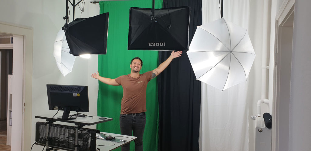 Hier macht Lukas Thiem Onlineberatung bei CuP Versicherungsmakler